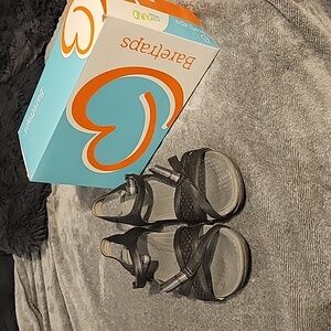 Women’s Beartraps Debera Sandal size 10       new